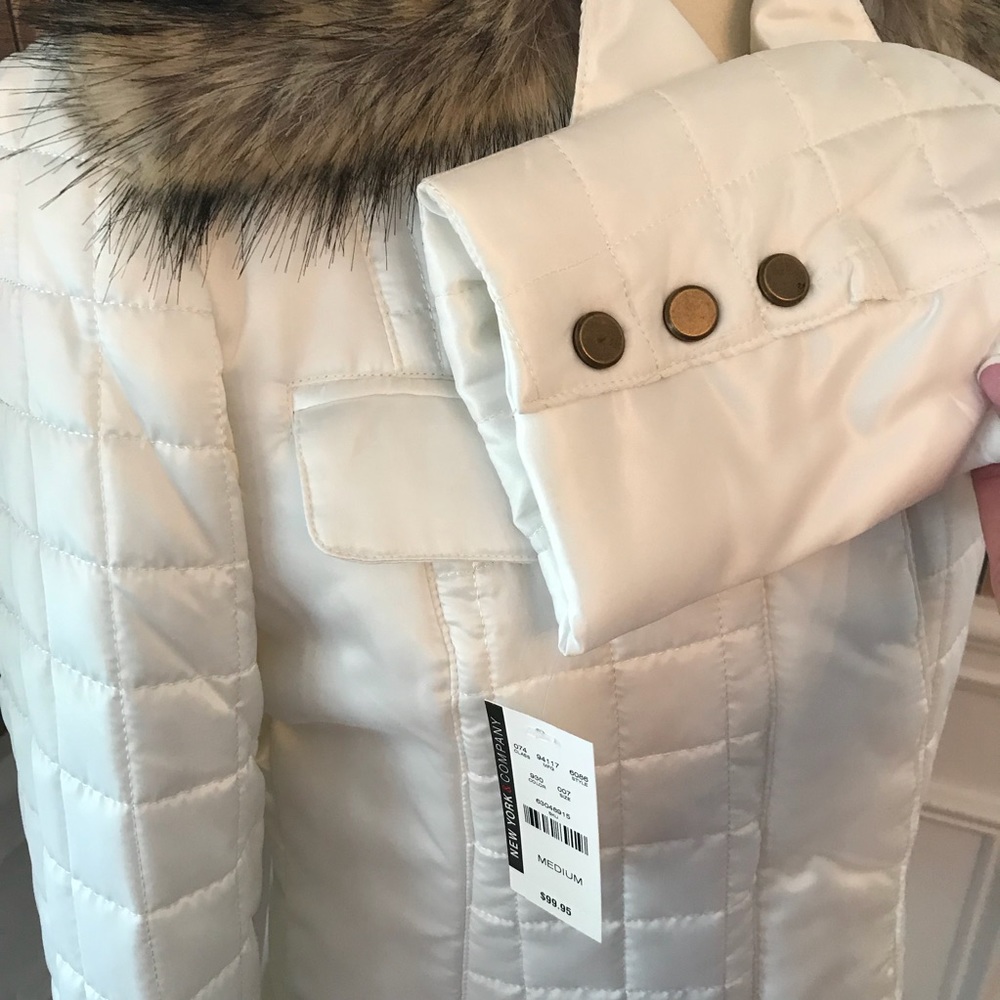 NWT White Jacket Faux Fur Collar